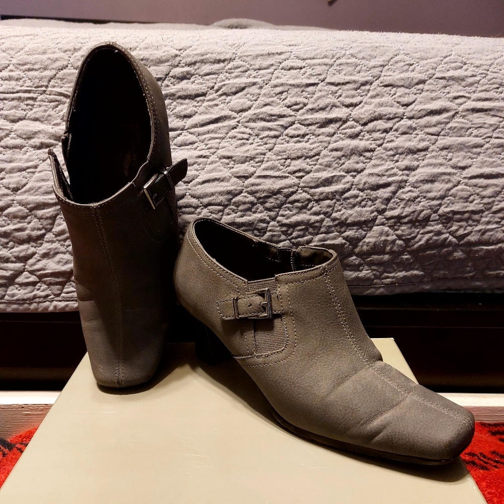Aerosoles 8 1/2 Gray short boots